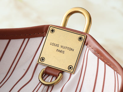 Low Key Hobo PM Handbag