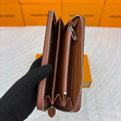 Sarah Wallet Monogram
